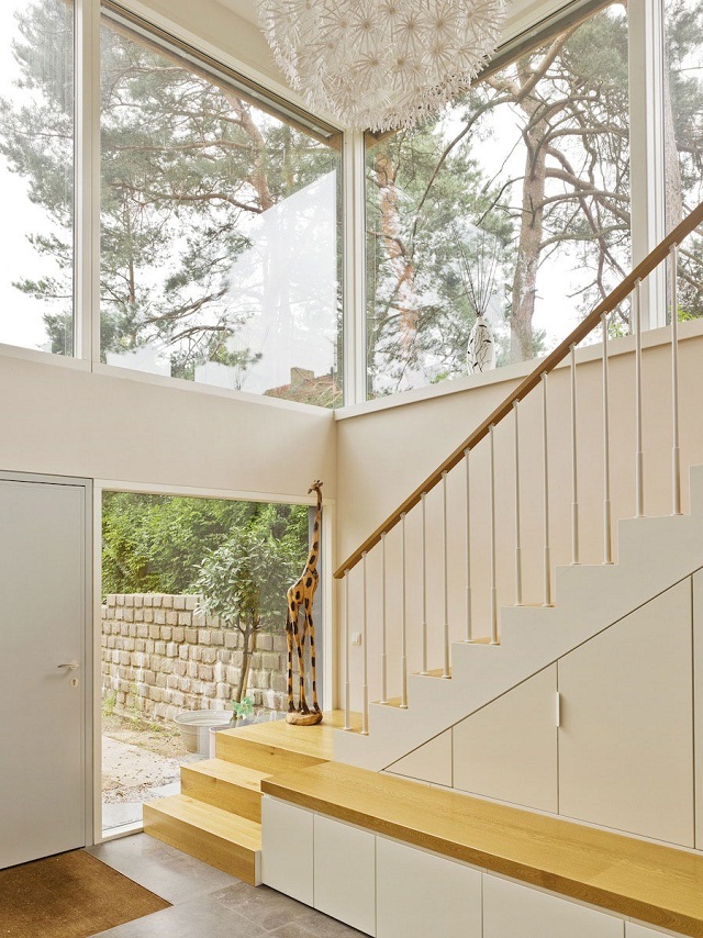 "Das Haus Jacobs in Berlin bietet ein modernes klassisches Dekoration und Hausmit viel Glas und Holz und auch viel Freiraum, Stauraum und Einklang zur Natur."