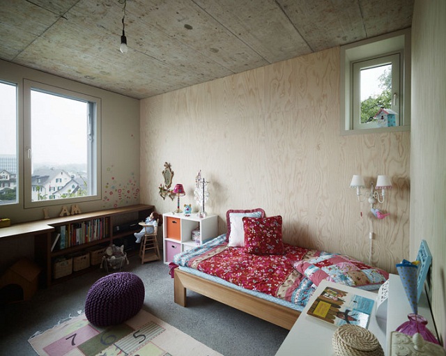 "Single Family House in Zurich Oberland. Ein Kerntreppenhaus entschleiert einen Weg, der vom Keller bis den dritten Fußboden aus Bauholz und Beton gemacht wird."