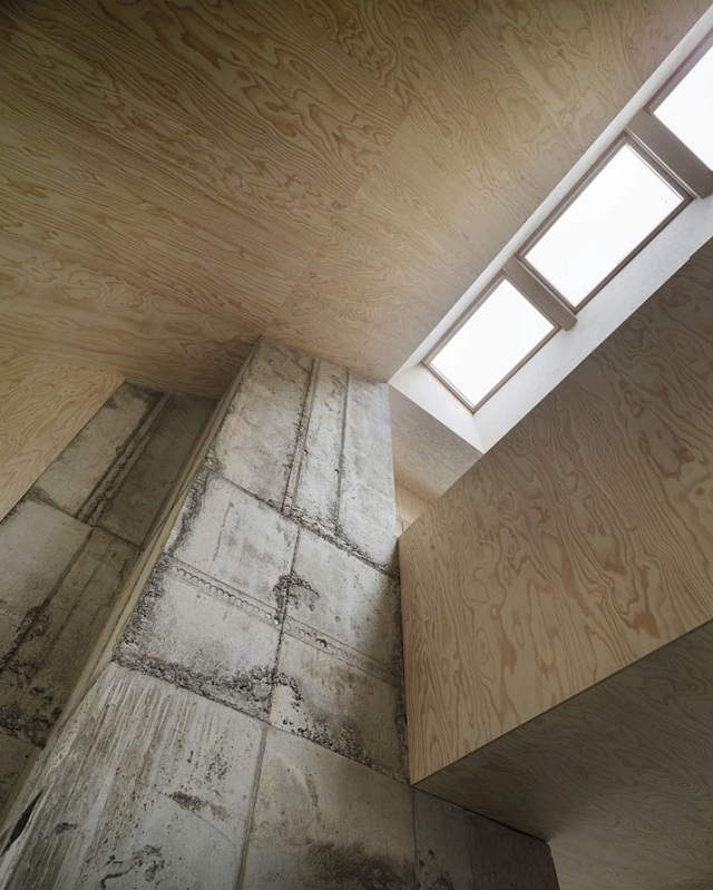 "Single Family House in Zurich Oberland. Ein Kerntreppenhaus entschleiert einen Weg, der vom Keller bis den dritten Fußboden aus Bauholz und Beton gemacht wird."