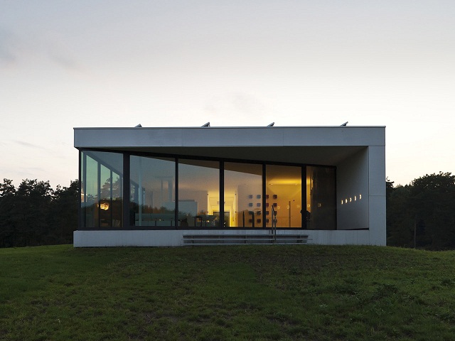"Das Bridge House von 123DV präsentiert eine moderne Architektur und Design. Es ist ein Wohntrend für die grüne Dekoration, die sich auf der Natur inspiriert."