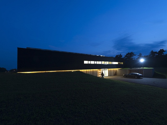 "Das Bridge House von 123DV präsentiert eine moderne Architektur und Design. Es ist ein Wohntrend für die grüne Dekoration, die sich auf der Natur inspiriert."