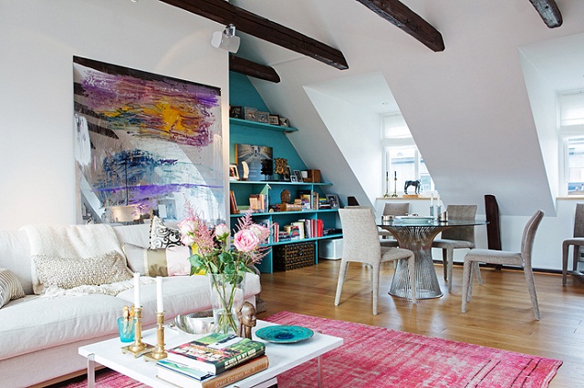 "Per Jansson zeigt stilvolle und praktische skandinavische Wohndesign: große Lounge, leuchtende farbige Zimmer, goldene dekorative Spiegel, elegante Sitzmöbel."