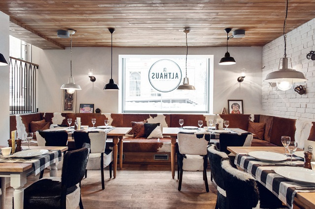 "Das bayerische Restaurant Althaus ist im Zentrum von Gydnia, Polen. Das Design von PB/STUDIO und Filip Kozarski kombiniert rustikale und moderne Dekoration."