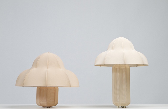 "Die Tischleuchte Ray von Designerin Kristine Five Melvær wurde in zwei Varianten in leicht unterschiedlichen Nude-Tönen entworfen und tritt."