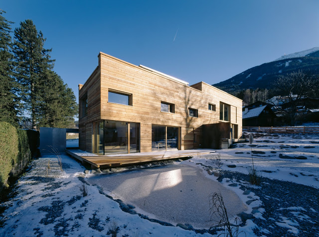 "Doppelwohnhaus in Sistrans von Maaars Architektur: Die unbehandelten Holzoberflächen im Innenraum unterstützen die behagliche Atmosphäre des Passivhauses."
