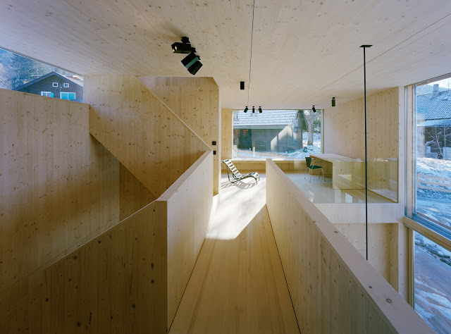 "Doppelwohnhaus in Sistrans von Maaars Architektur: Die unbehandelten Holzoberflächen im Innenraum unterstützen die behagliche Atmosphäre des Passivhauses."