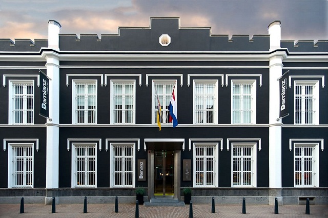 "Ein Gefängnis, aus dem niemand ausbrechen möchte; das umgebaute Het Arresthuis Prison ist heute ein modernes Hotel in der Altstadt von Roermond, Holland."