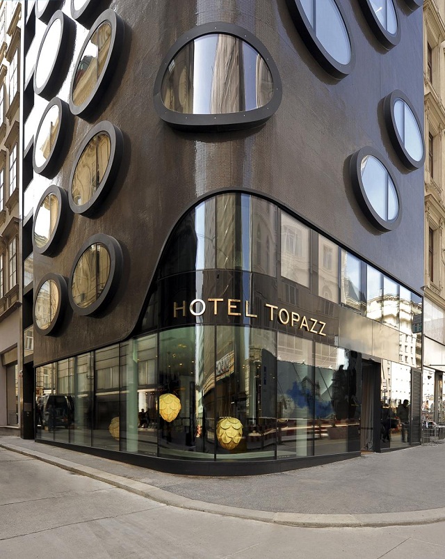 "Das 5-sterne Designhotel Topazz. Besondere Stimmung des zentral gelegenen Refugiums setzt sich in lediglich 32 Zimmern voller Behaglichkeit und Luxus fort."
