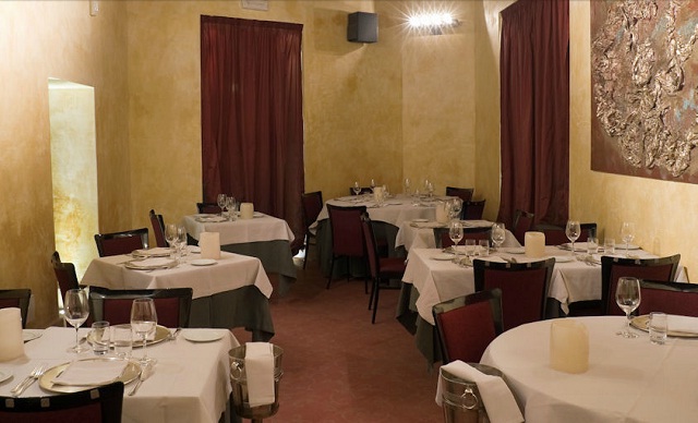 "Die Toprestaurants in Italien. Die besten Küchenchefs, Mahlzeiten und Geschmack. Die inspirative Designrestaurants und Dekoration."