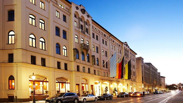 "Auf der Maximilianstraße im Zentrum von München, verbindet das Hotel Vier Jahreszeiten Kempinski Trend & Tradition mit Münchner Herzlichkeit & dezentem Luxus!"