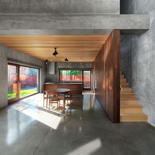 "Architekturtrends: Das Beaumont Haus von Henri Cleinge. Doppelhaus aus Holz und Beton. Industrielles Design. Nussbaumholzmöbel und schwarzer Granit."