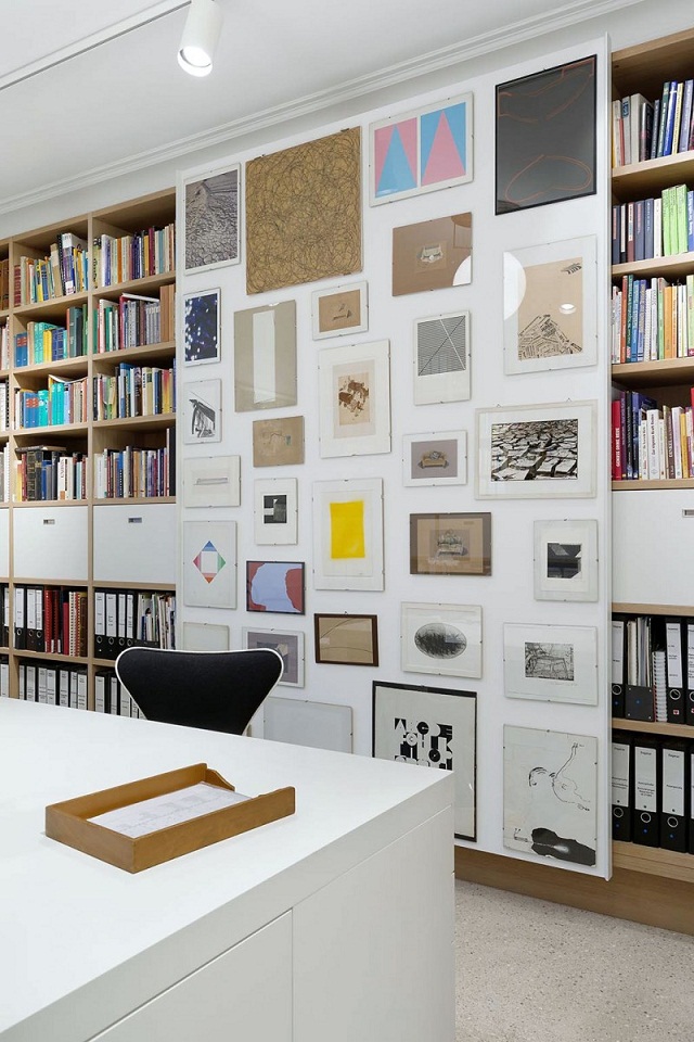 "Wohntrends: Wohnung FS in Stuttgart von Ippolito Fleitz Group. Es ist eine zeitgenössische Wohnung mit einer Bibliothek."