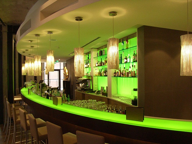 "Das trendige Restaurant VLET zeigt sich in dem eleganten Design aus roten Backsteinen, grüner Bar und offenen Stahlträgern von JOI-Design."