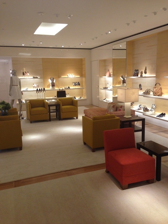 "In München eröffnet Louis Vuitton am 25. April 2013 die erste Maison in Deutschland in der Residenzpost. Der Shop ist eine imposanten Privatvilla."