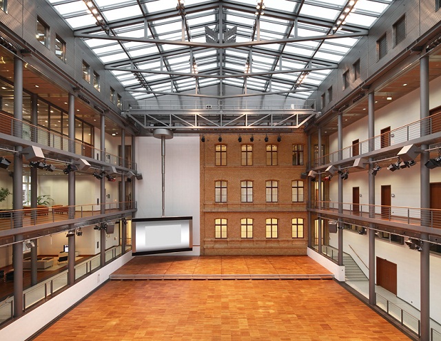 "Der Gebäudekomplex Building Berlin ist an der Französischen Straße 33a-c in 10117 Berlin. Hat Büro-, Konferenz- und Eventfläche und ist verfügbar ab 2014."