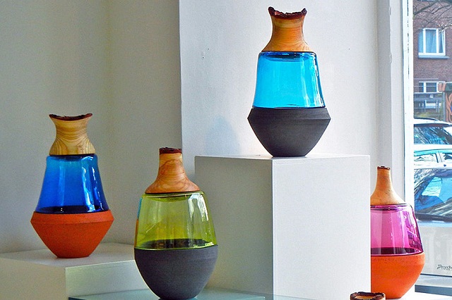 "Die Objekte "Stacking Vessels" von Pia Wüstenberg vereinen die Materialien Keramik, Glas und Holz zu einer funktionalen Skulptur."