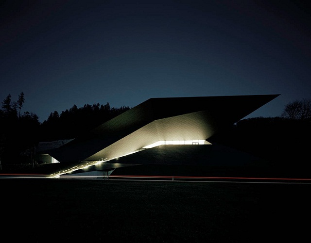 "Delugan Meissl Associated Architects Projekt: Die Geometrie des Festspielhauses stellt das Gebäude in adäquates Verhältnis zum bestehenden Passionsspielhaus."