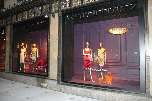 "KOKET ist jetzt an der Fenster von Saks an der Fifth Avenue in Manhattan, New York City. KOKET ist weltbekannt für einen höchst begehrenswerte Sammlung."