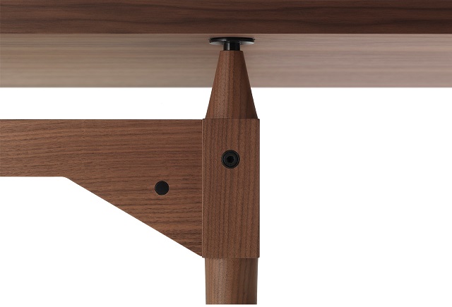 "Die Tische TL3 von Designer Franco Albini für Cassina. Das Möbel vollzieht eine klare Trennung zwischen der tragenden Struktur und der aufliegenden Tischplatte."