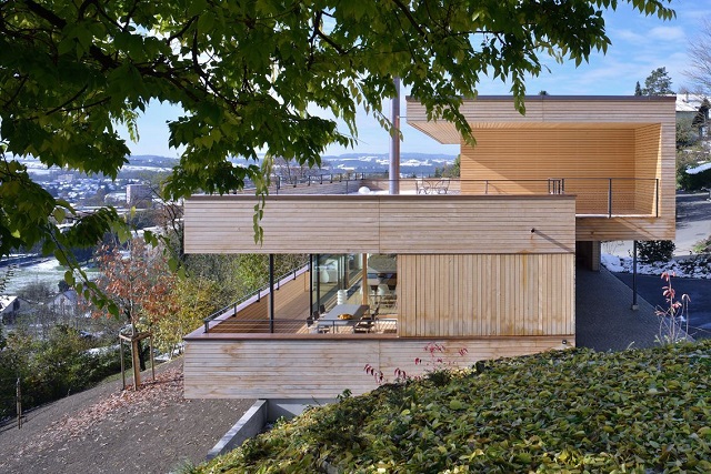 "Einfamilienhaus mit Überblick der Stadt Weinfelden in der Schweiz. Haus Weinfelden in der Schweiz von K_m Architektur. Materialen: Beton, Holz und Glas."