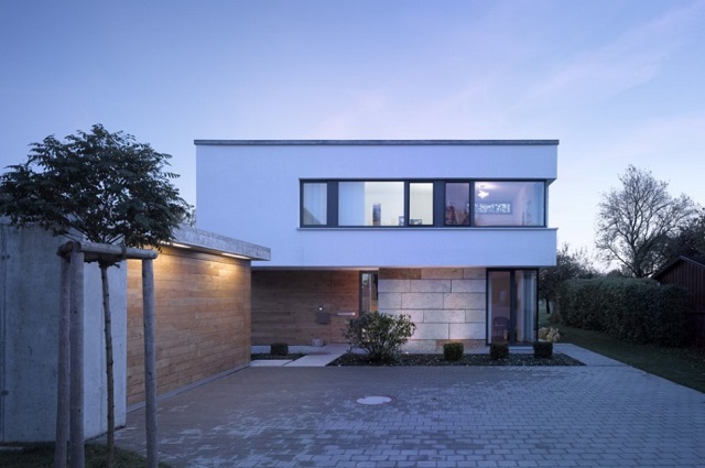 "Ein Haus in Affalterwang, Deutschland von Liebel Architekten BDA. Ein Boden voller Steine, der nur bis zu 1m unterkellert werden kann."