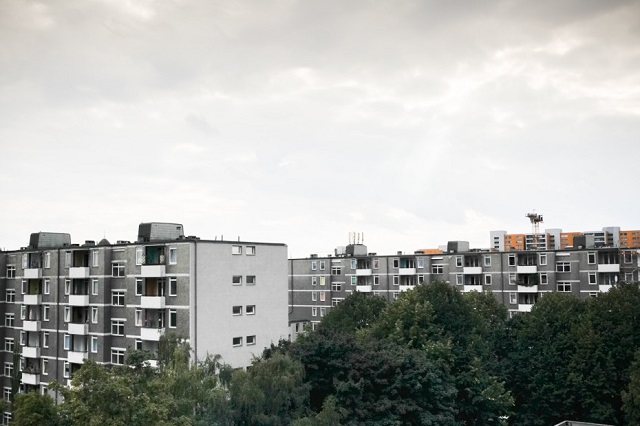 "In Berlin ist der Architekt Arno Brandlhuber spätestens seit dem Umbau der Brunnenstraße 9 (Galerienhaus KOW) bekannt. Beton repräsentiert das moderne Leben."