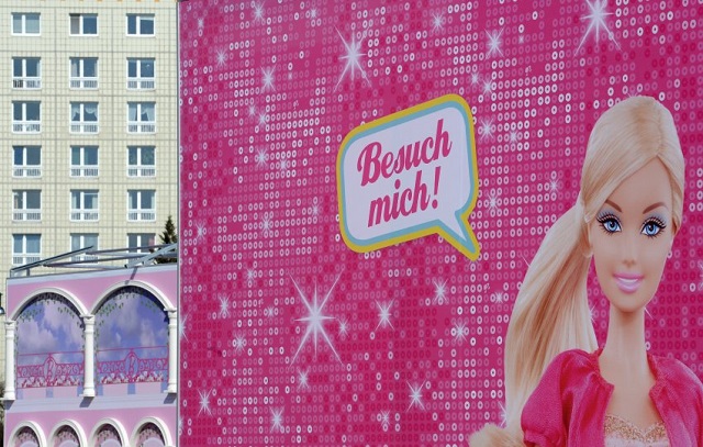 "Vom 16. Mai bis zum 25. August 2013 liegt Barbies Zuhause in Berlin, in der nähe zum Alexanderplatz. Barbie eröffnet ihr Museum in Pink; kommen vor Protestler."
