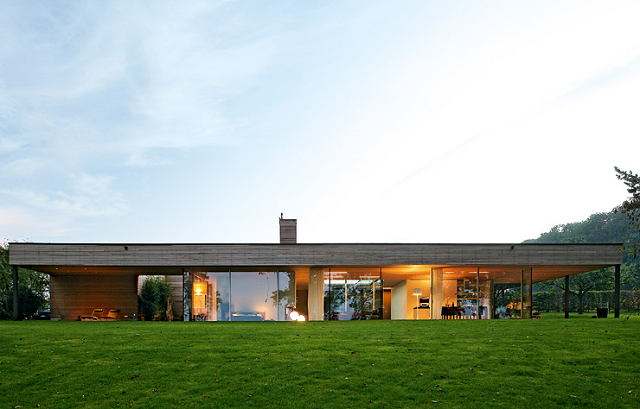 "Harmonischer Bungalow aus Holz und Glas von Zech Architektur in der Schweiz. Ruhig und ausgewogen sollte das Haus auf dem Traumgrundstück am Bodensee sein."