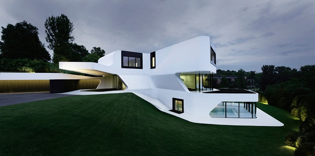 "Wohntrends: Villa Dupli Casa von J. Mayer H. Architekten. Die Geometrie der Dupli.Casa basiert auf dem Umriß des Vorläuferbaus."