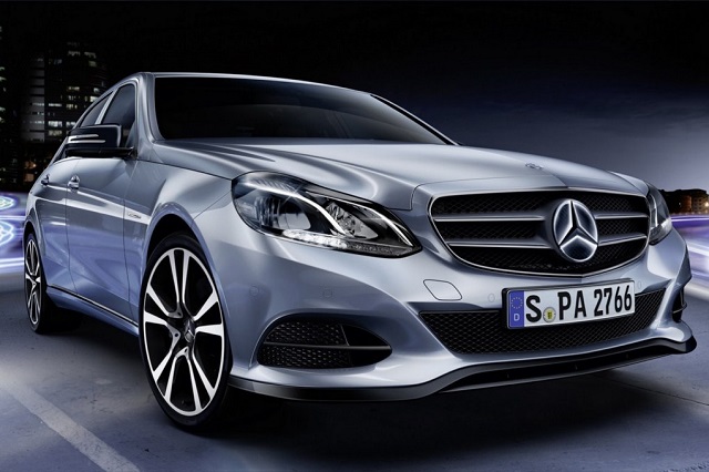 "Mercedes Benz Accessories: Der beleuchtete LED-Stern -the "illuminated Star". Das LED-Logo schaltet sich beim Motorstart aus und lässt sich nur bei Modellen."