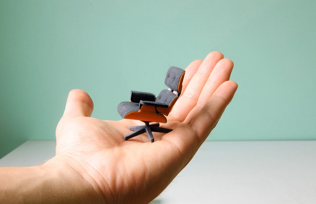 "So entstand diese perfekte kleine Miniatur von Charles Eames klassischem Lounge Chair gleich zweifarbig; vom amerikanischen Designstudenten Kevin Spencer."