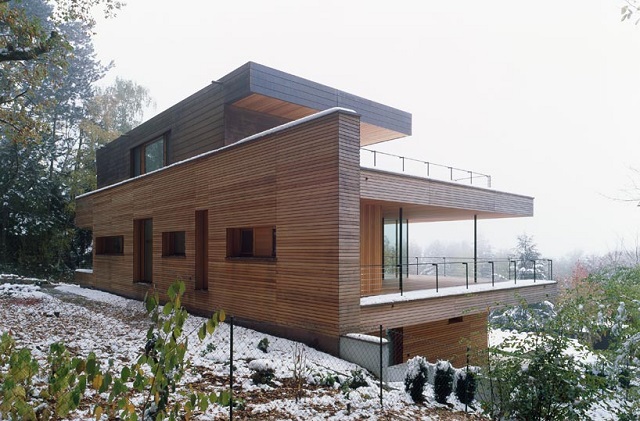 "Wohnhaus Heilbronn von K_m Architektur in Deutschland. Holz ist ein ganz besonderes Baumaterial. Holz ist traditionell und modern zugleich."