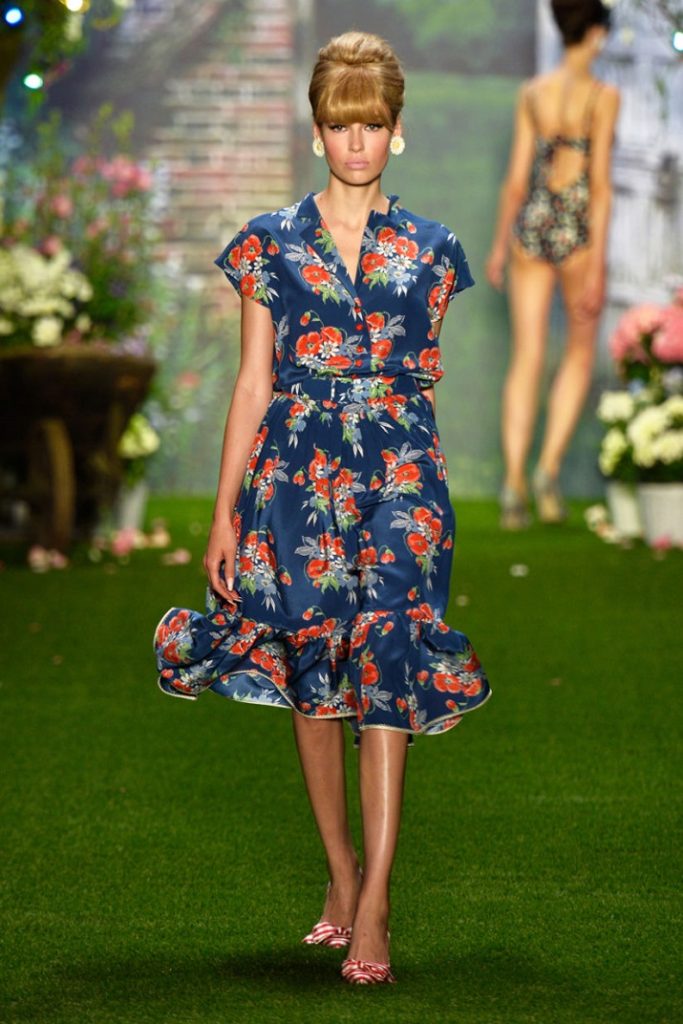 "Lena Hoscheck blieb auf der Fashion Week Berlin Frühjahr-/Sommer 2014 ihrem Stil treu. Die Grazerin zeigte einen 50ies-Look, der diesmal sehr pastellig ausfiel."