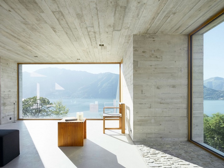 "Haus aus Beton von Wespi de Meuron Architekten in der Schweiz. Die unregelmäßigen Struktur erhalten den Monolithen aufrecht und schaffen eine Skulptureinheit."