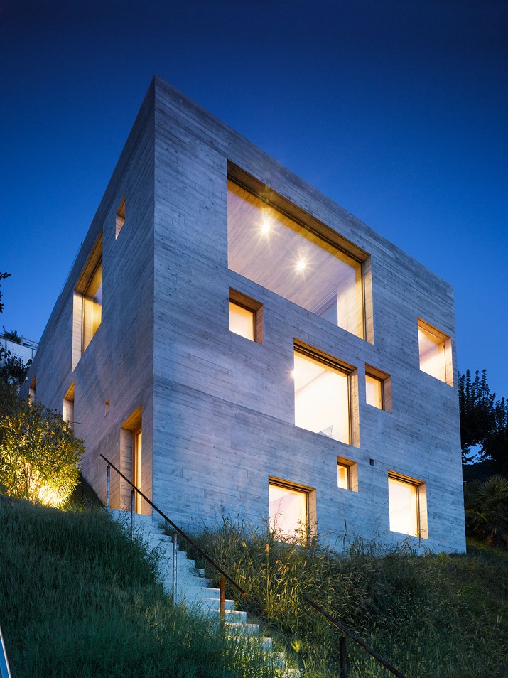"Haus aus Beton von Wespi de Meuron Architekten in der Schweiz. Die unregelmäßigen Struktur erhalten den Monolithen aufrecht und schaffen eine Skulptureinheit."