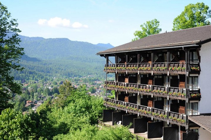"Inmitten der atemberaubenden Alpenlandschaft, hoch über den Dächern von Garmisch-Partenkirchen, gibt das Riessersee Hotel Resort die besten Aussichten."