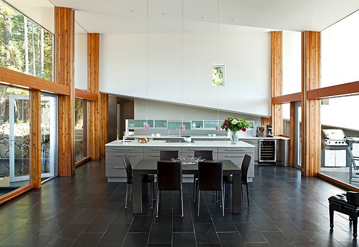 "Wohndesign: Glasbau mit gefaltetem Dach. Ein Basislager für Ausflüge in die Natur, vor allem aber einen perfekten Resonanzraum wünschten sich die Hausherren."