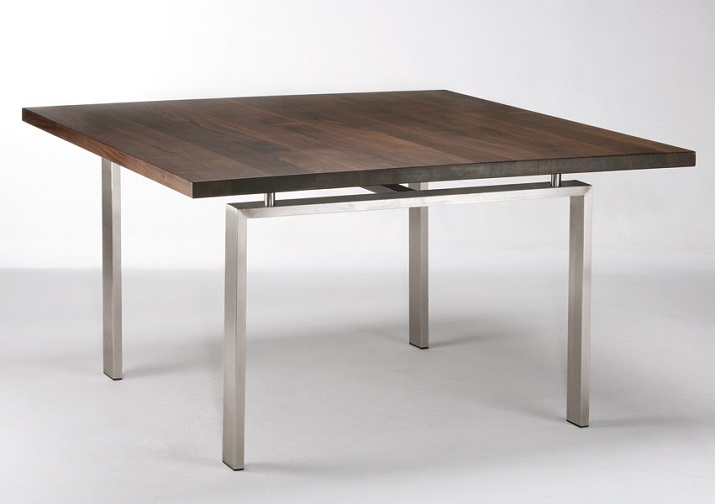 "Grosse Esstische für moderne Esszimmer. Ein Tisch aus pulverbeschichtetem Aluminium hat eine Tischplatte aus recyceltem Teakholz."