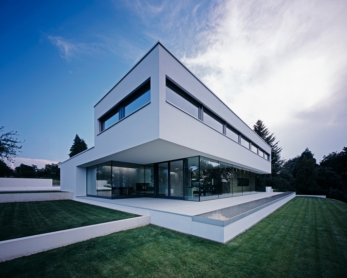 "Das Philipp Haus der Philipp Architekten liegt an einer abschüssigen Hangkante in Waldenburg. Eichenholz und glatte weiße Putzflächen bestimmen die Architektur."