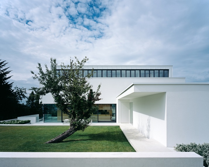 "Das Philipp Haus der Philipp Architekten liegt an einer abschüssigen Hangkante in Waldenburg. Eichenholz und glatte weiße Putzflächen bestimmen die Architektur."