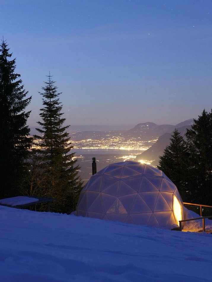 "Die Whitepods in den Bergen mit Blick auf den Genfer See. Im Zelt sieht es ungeheuer gemütlich aus. Was braucht man mehr. Ein paar gute Ski vielleicht."