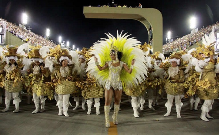 "Jährlich einige der Länder um den Welthalt magische Festivals. Der brasilianischen Karneval und spanische männliche Verfolgung ist weltweit berühmt."