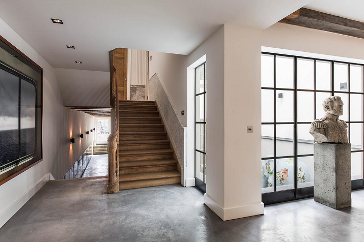 "Innenarchitekten Sigrid van Kleef und René van der Leest von Amsterdams Studio R U I M renovieren ein Grachtenhaus, um ein elegantes Haus zu schaffen."