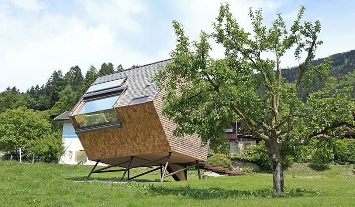 "Das außergewöhnliche Ferienhaus in Österreich sieht aus wie eine Mischung aus einem UFO und einem Vogel und verdankt dieser Form seinen Namen: Ufogel"