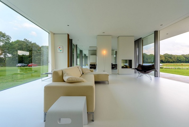 "Villa Sterk von Inbo Architektbüro. Die Entscheidung für eine lange und schlanke Design wurde durch die Form des Grundstücks, auf dem das Haus liegt inspiriert."