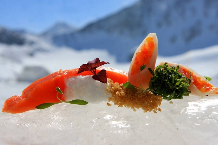 "Kulinarische Genüsse in 2.900 Meter Höhe: Im Restaurant Schaufelspitz am Stubaier Gletscher lässt sich die Bergwelt auf ganz wunderbare Weise genießen."