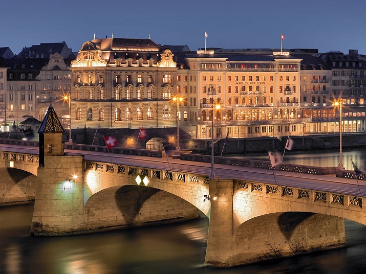 "Zur Art Basel strömen Kunstinteressierte an den Rhein, zur Baselworld bevölkern Uhren- und Schmuckliebhaber die schöne Stadt. Die besten Hotels in Basel."