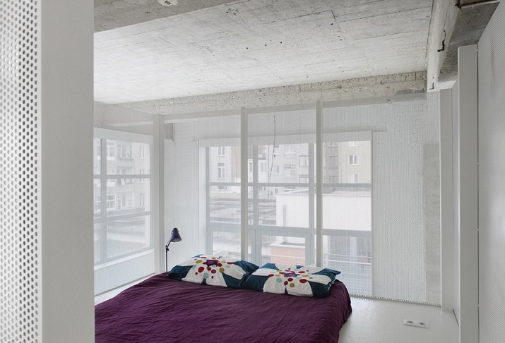 "Adn Architects aus Brüssel wissen, wie man Raum & Räume schafft. Zwei metallene Kuben haben sie in einen sehr hohen Raum mit offengelegter Betondecke geschoben."
